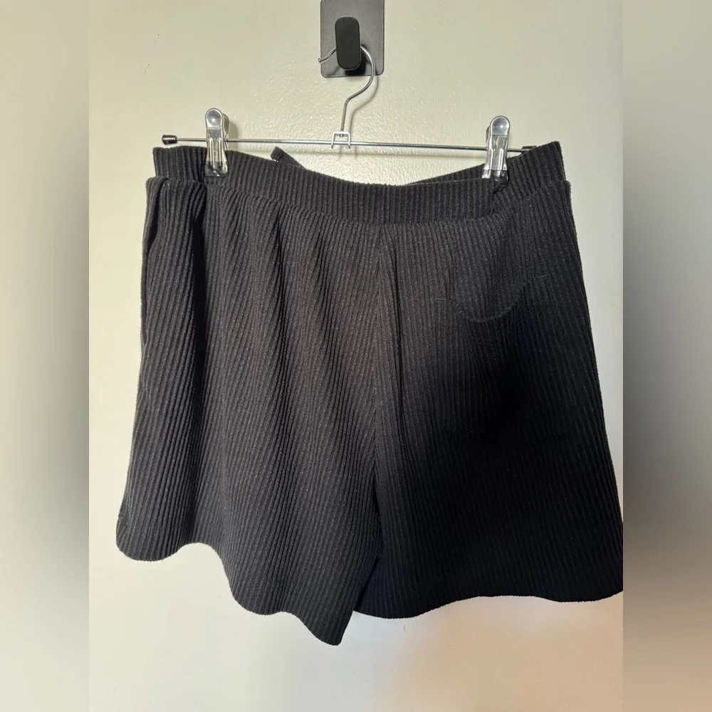 Alo Yoga Muse ribbed Set shorts and Sweater